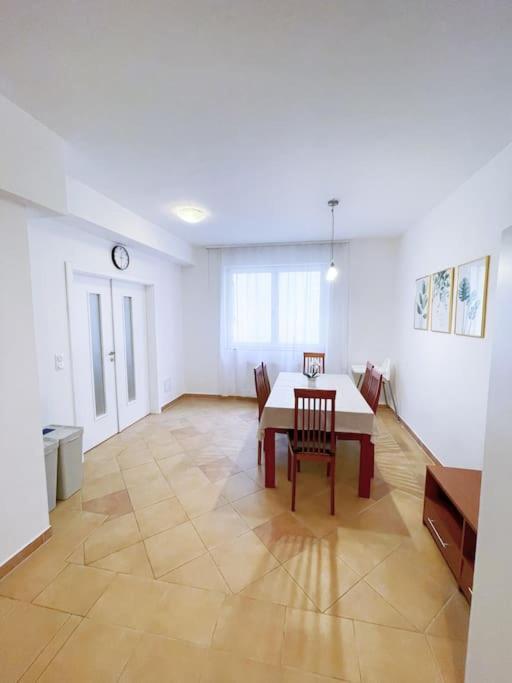 Comfort -2bedroom,central,balcony,elevator,ac Apartment *