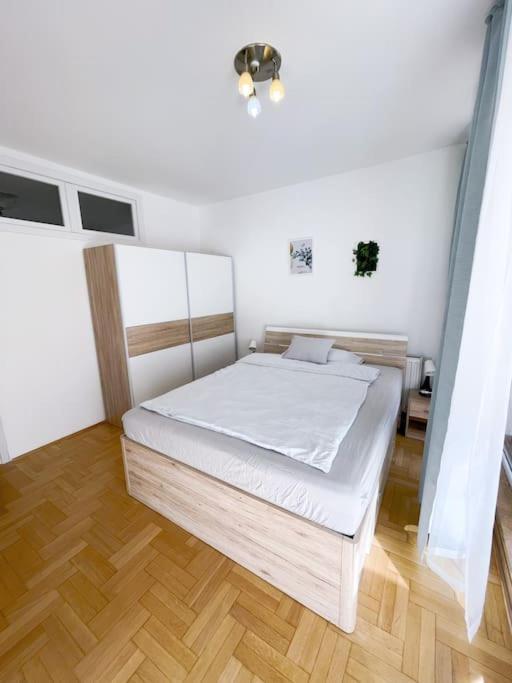 Comfort -2bedroom,central,balcony,elevator,ac Apartment *