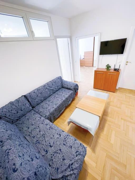 Comfort -2bedroom,central,balcony,elevator,ac Apartment